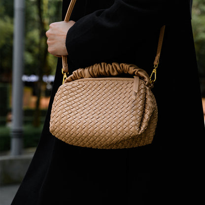 Meluraya Puisi Handbag