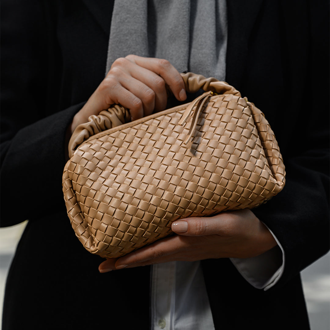 Meluraya Puisi Handbag