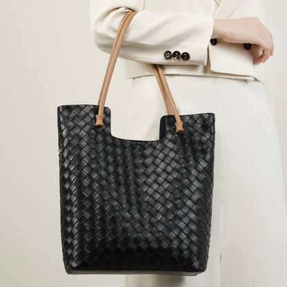 Meluraya Rangkai Tote Bag