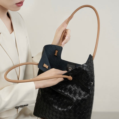 Meluraya Rangkai Tote Bag