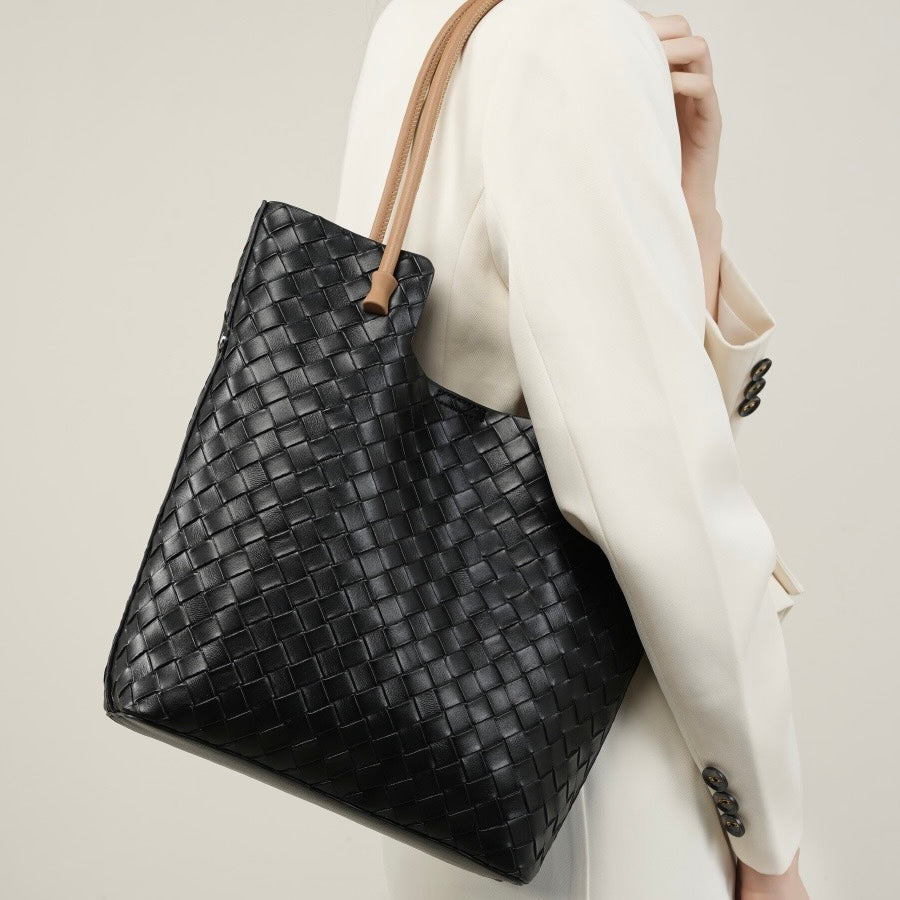 Meluraya Rangkai Tote Bag