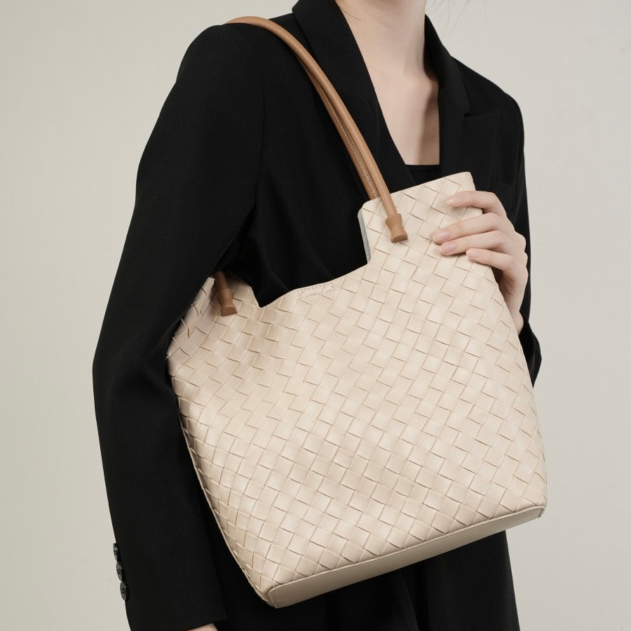 Meluraya Rangkai Tote Bag