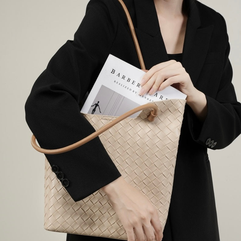 Meluraya Rangkai Tote Bag