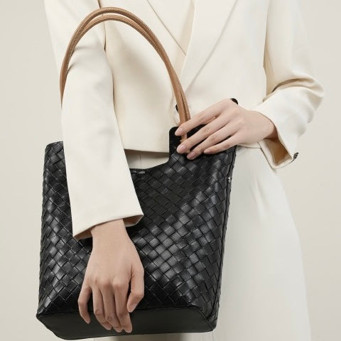 Meluraya Rangkai Tote Bag