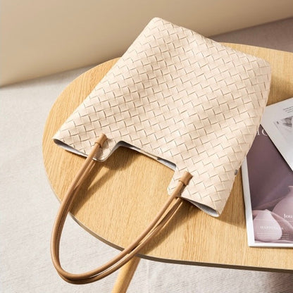 Meluraya Rangkai Tote Bag