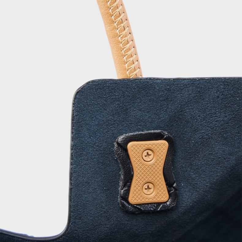 Meluraya Rangkai Tote Bag