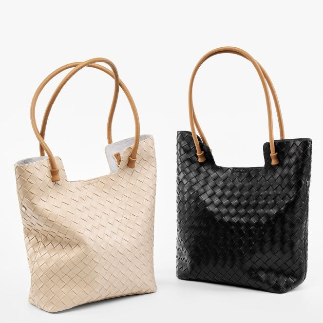 Meluraya Rangkai Tote Bag